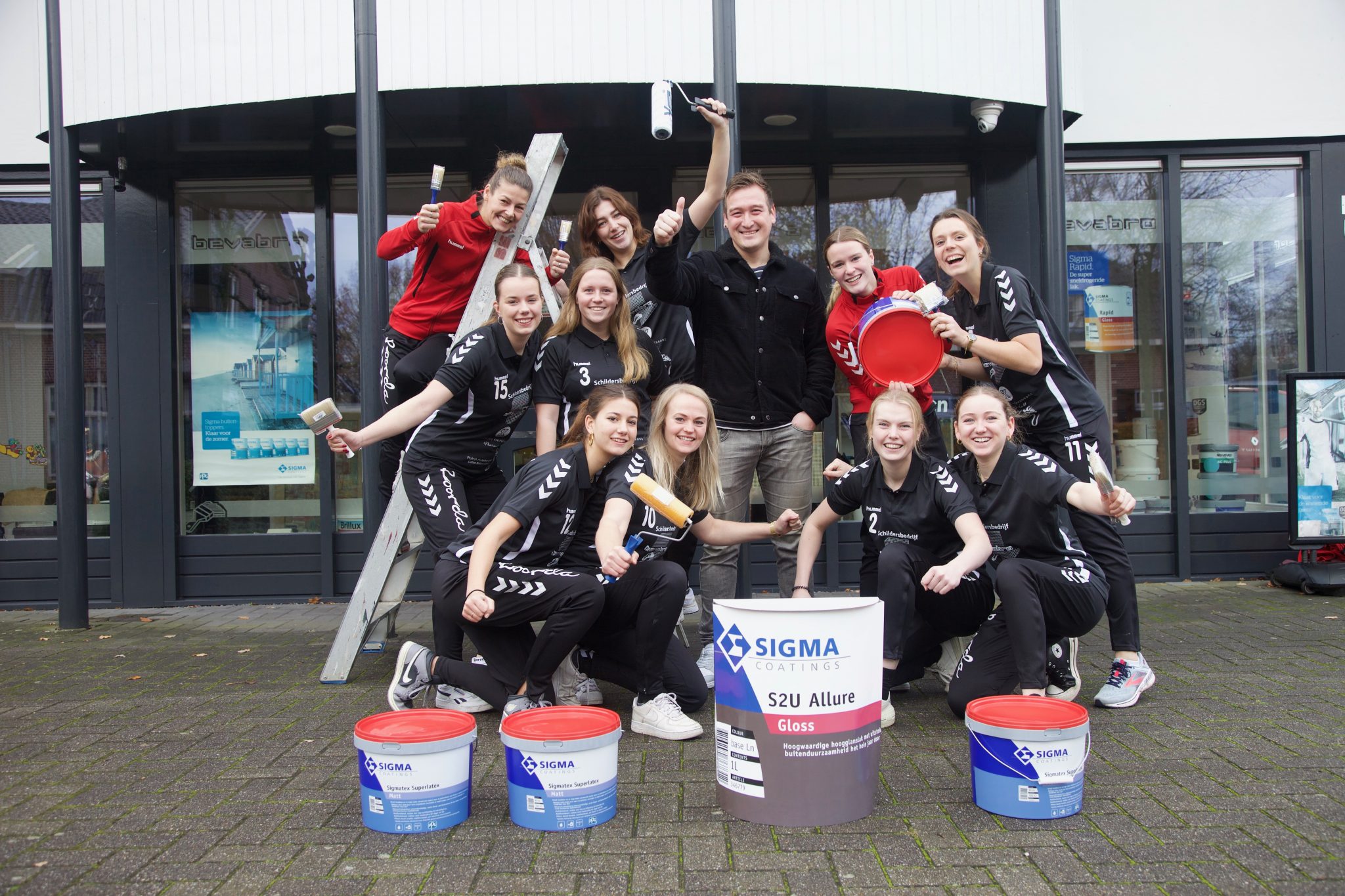 Dames 1 van HV Pacelli poseert met hun shirtsponsor: Schildersbedrijf Bevabro