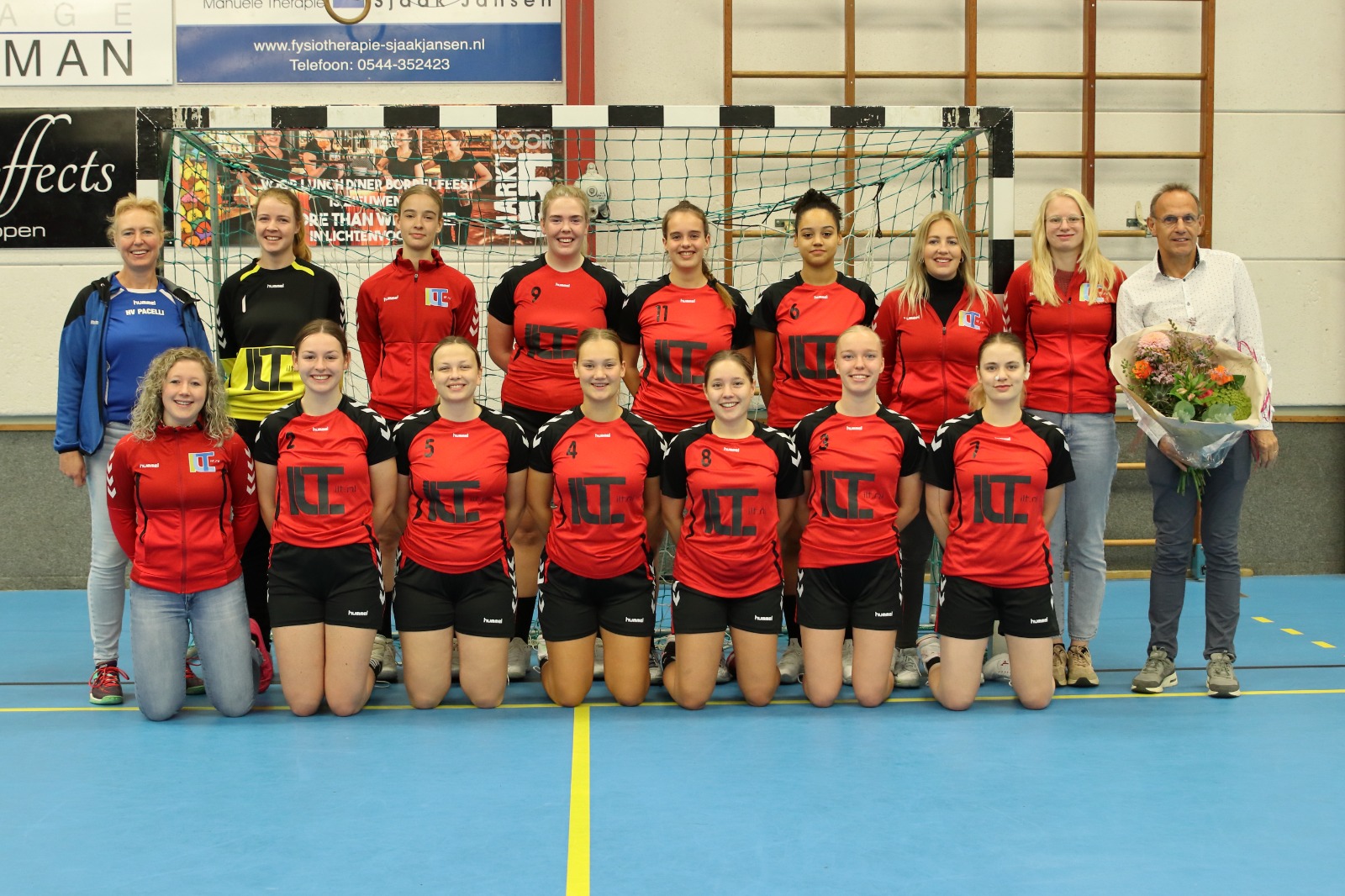 Dames 3 met hun shirtsponsor: ILT Fineworks