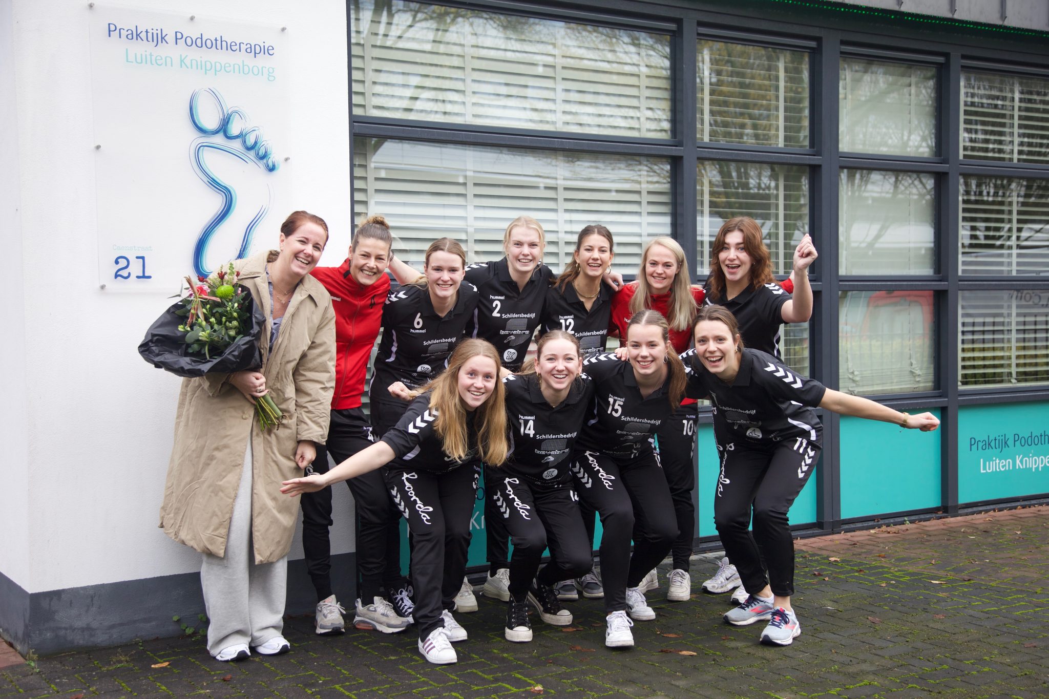 Dames 1 van HV Pacelli poseert bij Podotherapie Luiten-Knippenborg