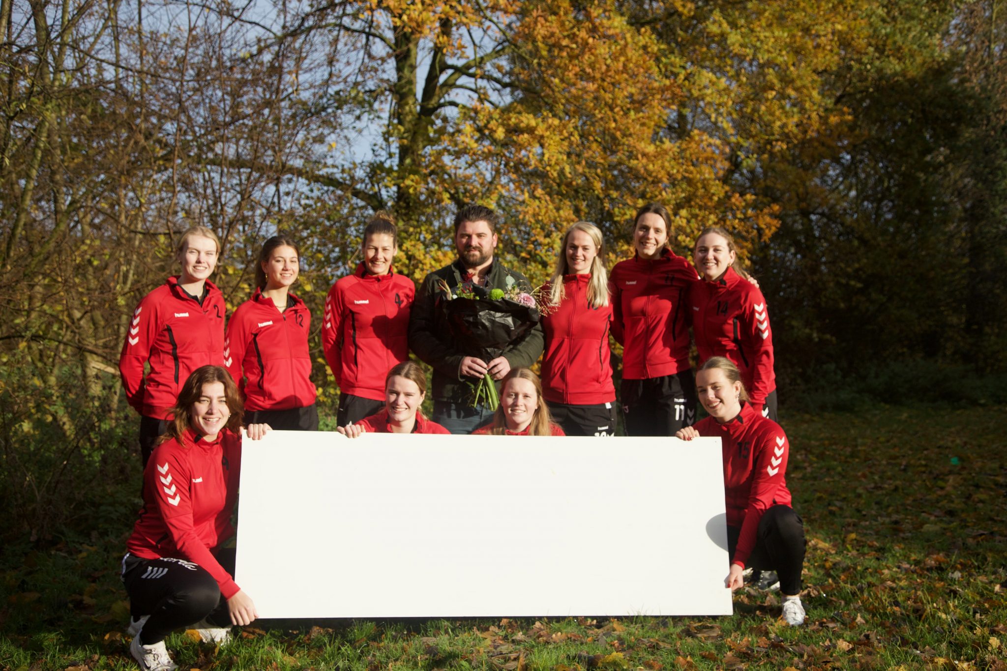 HV Pacelli dames 1 poseert met hun shirtsponsor Roorda Vastgoed